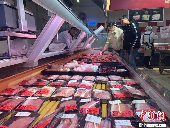 资料图：长沙市民在超市选购猪肉。　鲁毅 摄
