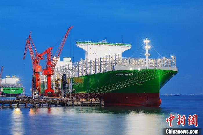 中国首艘、全球最大24000TEU超大型集装箱船在上海交付
