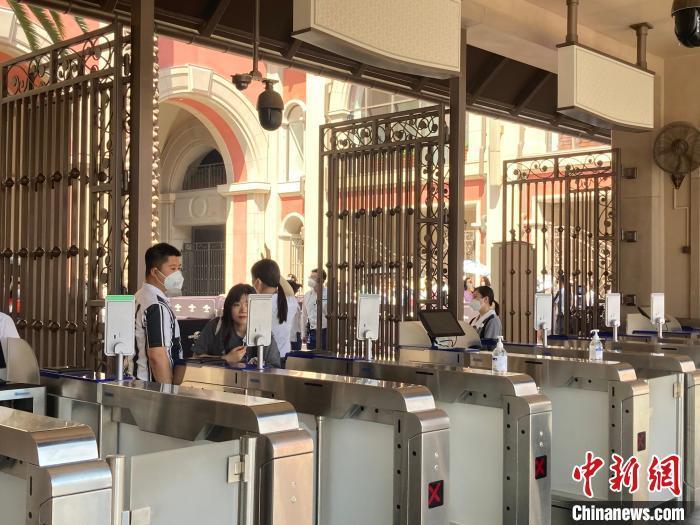 6月25日，北京环球影城主题公园恢复开放，图为游客进入园区。　徐婧 摄