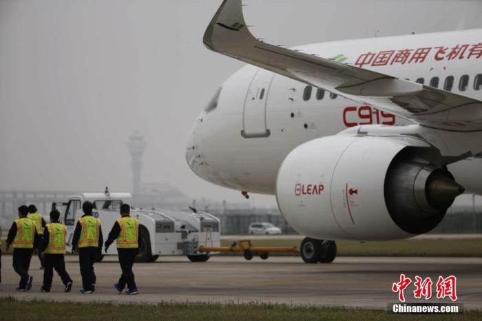 2017年5月5日，中国国产大型客机C919将在上海浦东国际机场首飞。图为C919静待首飞。杨骏 摄