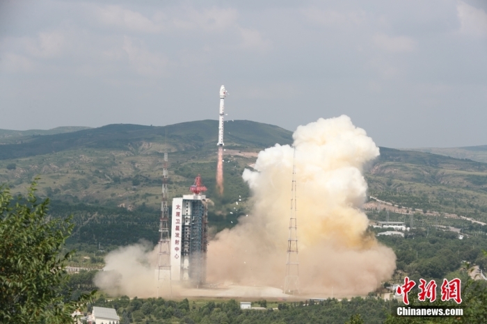 北京时间8月4日11时08分，中国在太原卫星发射中心使用长征四号乙遥四十运载火箭，成功将陆地生态系统碳监测卫星以及搭载的交通四号卫星和闵行少年星顺利送入预定轨道，发射任务获得圆满成功。陆地生态系统碳监测卫星主要用于陆地生态系统碳监测、陆地生态和资源调查监测、国家重大生态工程监测评价，并为环保、测绘、气象、农业、减灾等领域提供业务支撑和研究服务。此次任务是长征系列运载火箭第430次飞行。图为发射现场。 供图：郑斌