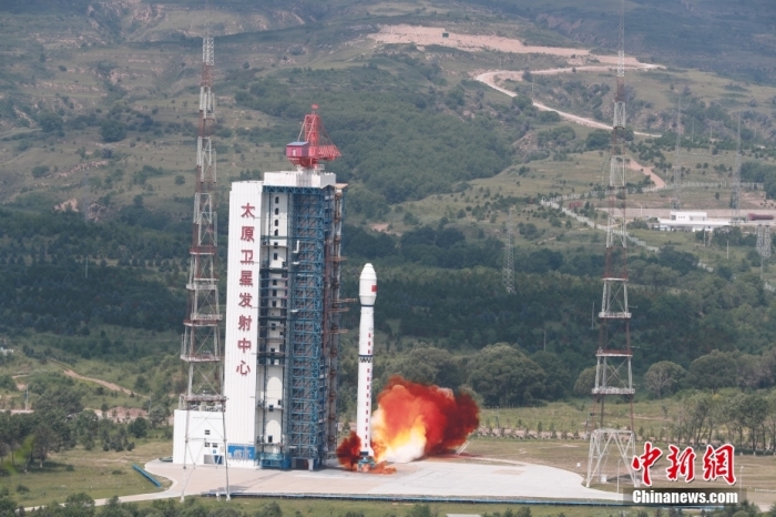 北京时间8月4日11时08分，中国在太原卫星发射中心使用长征四号乙遥四十运载火箭，成功将陆地生态系统碳监测卫星以及搭载的交通四号卫星和闵行少年星顺利送入预定轨道，发射任务获得圆满成功。陆地生态系统碳监测卫星主要用于陆地生态系统碳监测、陆地生态和资源调查监测、国家重大生态工程监测评价，并为环保、测绘、气象、农业、减灾等领域提供业务支撑和研究服务。此次任务是长征系列运载火箭第430次飞行。图为发射现场。 供图：郑斌