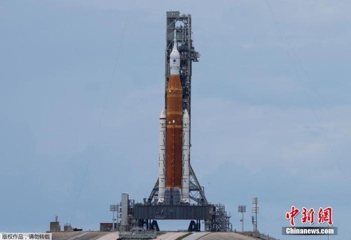 当地时间8月28日，美国新一代登月火箭“太空发射系统”竖立在佛罗里达州肯尼迪航天中心。据报道，在进入发射倒计时48小时后，“太空发射系统”所在的39B发射台避雷装置多次遭雷击。