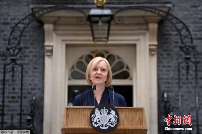 当地时间9月6日，伊丽莎白·特拉斯在伦敦首相府门前发表就任英国新首相以后的首次演讲。