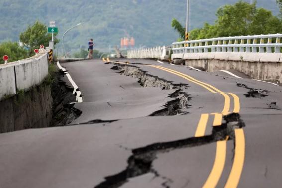 地震造成花莲高寮大桥崩塌，桥面断成好几截，路面满是裂痕。图片来源：台湾《联合报》记者余承翰摄。