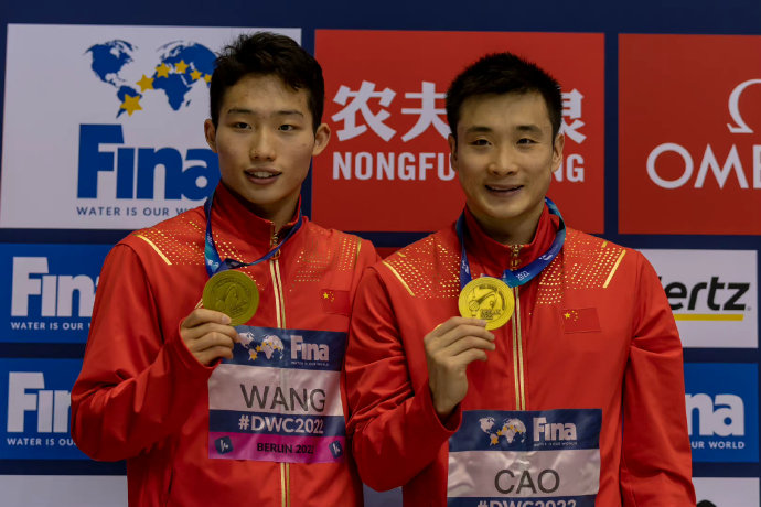 王宗源、曹缘夺得世界杯男子双人3米跳板冠军。图片来源：国际泳联