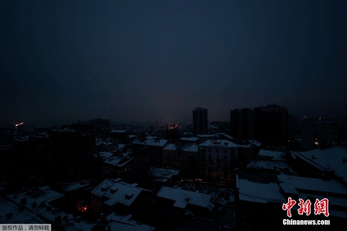 乌克兰能源部11月23日发表声明称，当天导弹袭击造成乌克兰国内所有核电站以及大多数火力和水力发电站暂时停机，输电设施也遭到破坏。乌克兰全国各地的绝大多数用户遭遇断电。声明称，缺乏电力可能会影响供热和供水，维修部门正在尽一切可能尽快恢复供电，但鉴于破坏的规模，可能会需要较长时间才能恢复电力供应。图为当地时间11月23日，乌克兰首都基辅，街头漆黑一片。 文字来源：央视新闻客户端