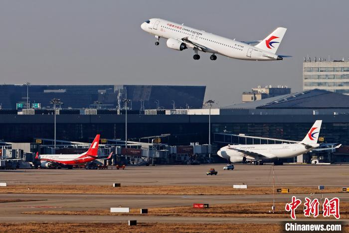 东航全球首架C919飞机从上海虹桥机场起飞前往成都天府机场。　殷立勤 摄