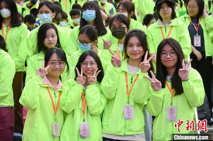 香港中学生参与“高铁青年号”活动。　李志华 摄