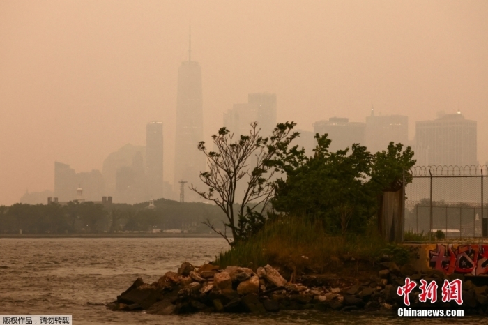 图为当地时间6月6日，美国纽约笼罩在烟雾中。