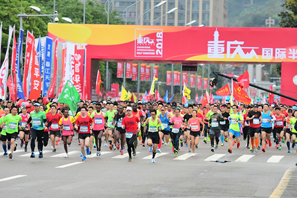 比赛吸引到来自15个国家和地区的15000多名跑者参加。组委会供图.jpg